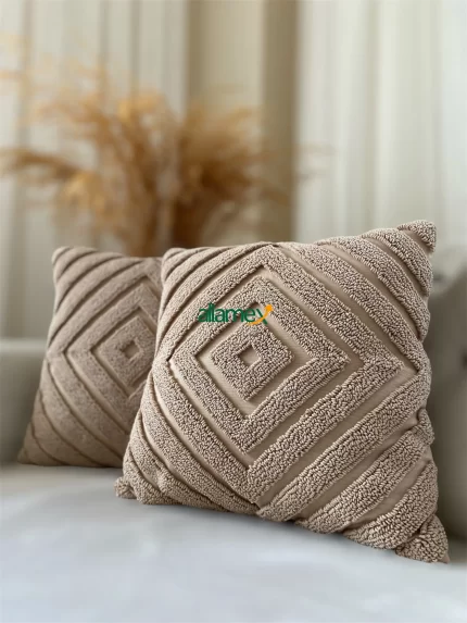 Erim qiz dostlarimga erkalaydi. Bir yigit va qiz janjallashmoqda